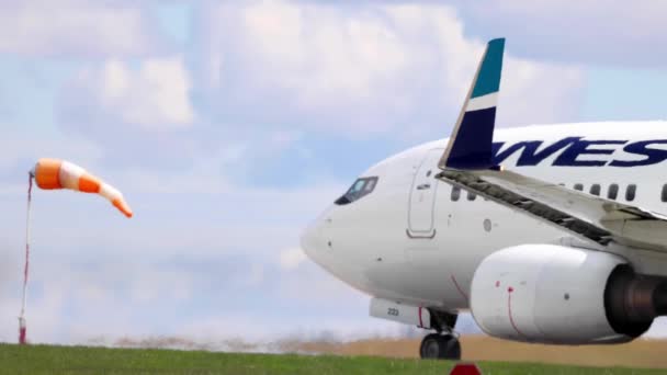 Calgary Alberta Kanada Maja 2022 Zbliżenie Samolotu Westjet Który Wystartować — Wideo stockowe