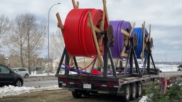 Calgary Alberta Canada April 2022 Ruller Fiberoptiske Kabel Lastbil Last – Stock-video