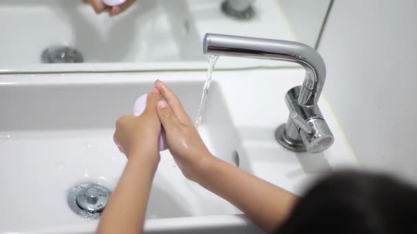 Een Klein Kind Handen Wassen Met Een Zeep Bar Slow — Stockvideo