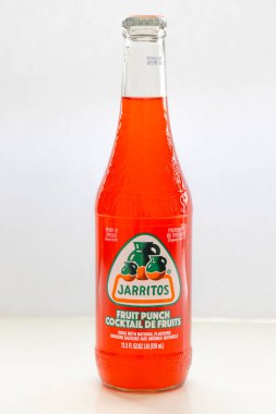 Calgary, Alberta, Kanada. 24 Haziran 2022. İzole edilmiş bir Jarritos Meyve Yumruğu Lezzetli Meksika Soda şişesi..