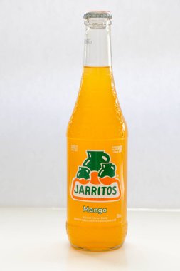 Calgary, Alberta, Kanada. 24 Haziran 2022. İzole edilmiş bir Jarritos Mango aromalı Meksika soda şişesi..
