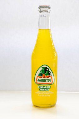 Calgary, Alberta, Kanada. 24 Haziran 2022. İzole edilmiş bir Jarritos Pineapple aromalı Meksika soda şişesi..