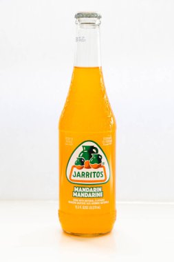 Calgary, Alberta, Kanada. 24 Haziran 2022. İzole edilmiş bir Jarritos Mandarin aromalı Meksika soda şişesi..