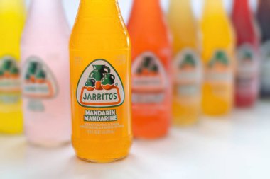 Calgary, Alberta, Kanada. 23 Haziran 2022. Jarritos Mandarin aromalı Meksika sodası şişesine yakın..