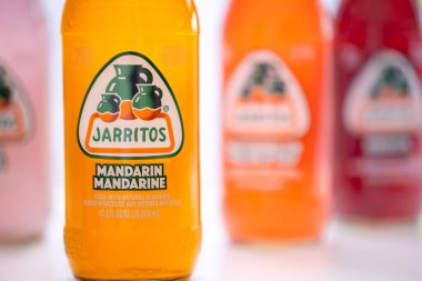 Calgary, Alberta, Kanada. 23 Haziran 2022. Jarritos Mandarin aromalı Meksika sodası şişesine çok yakın..