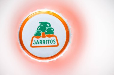 Calgary, Alberta, Kanada. 23 Haziran 2022. Meksika biberonlu Jarritos içkisinin en üst görüntüsü. 21 dişli bir kapak kapağına yakın..