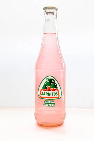 Calgary Alberta Kanada 2022 Június Egy Elszigetelt Jarritos Guava Ízesített — Stock Fotó