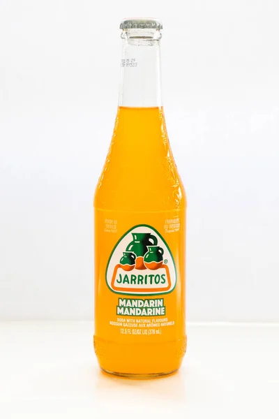 Calgary, Alberta, Kanada. 24 Haziran 2022. İzole edilmiş bir Jarritos Mandarin aromalı Meksika soda şişesi..