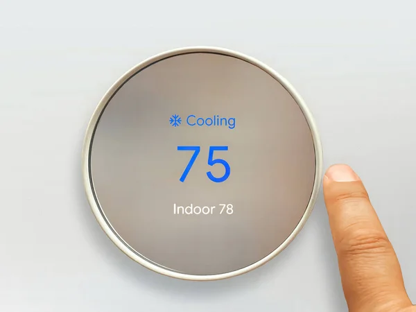 Smart Thermostat Energy Efficient Voice Control — 图库照片