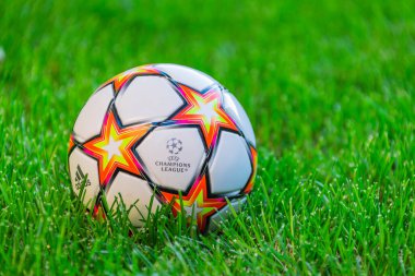 Milan, İtalya. 7 Temmuz 2022. Yeşil çimlerin üzerinde turuncu, sarı, mavi ve beyaz şampiyonlar ligi futbol maçı.. 