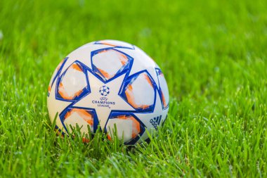 Liverpool, İngiltere. 10 Haziran 2022. Yeşil çimlerin üzerinde turuncu, mavi ve beyaz şampiyonlar ligi maçı..