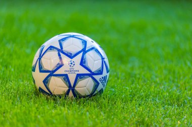 Madrid, İspanya. 6 Temmuz 2022. Yeşil çimlerin üzerinde mavi ve beyaz şampiyonlar ligi futbol maçı. 