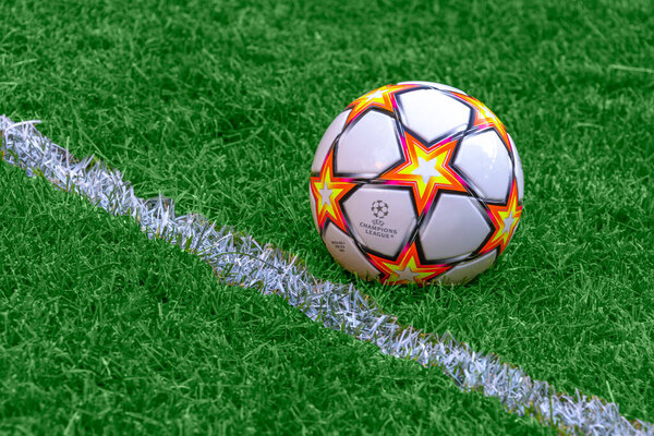 Милан, Италия. 12 июля 2022 года. Футбольный матч Лиги чемпионов с оранжевой, желтой, синей и белой звездами на зеленой траве. 