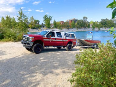 Calgary, Alberta, Kanada. Bölüm 06, 2022. Calgary İtfaiyesi itfaiyecileri Rampada bir bot fırlatıyor. Yaz boyunca su kurtarma botu.