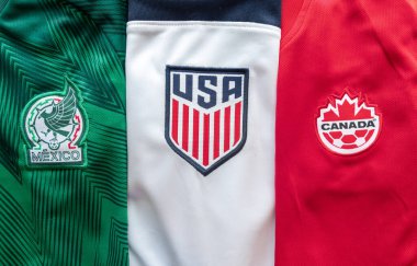 Calgary, Alberta. Kanada mı? Bölüm 11, 2022. Meksika, Amerikan ve Kanada futbol formaları. Kavram: Kuzey Amerika 2026 FIFA Dünya.