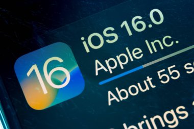 Calgary, Alberta, Kanada. Sep 14, 2022. IOS16 'ya güncellenirken iPhone ekranının makro görüntüsü.