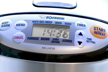 Calgary, Alberta, Kanada. Sep 13, 2022. Bir Zojirushi 5.5 kupa mikrobilgisayar pilav pişirici ve sıcak menü..
