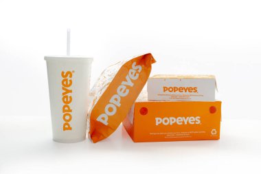 Calgary, Alberta, Kanada. 7 Ekim 2022. Popeyes 'in beyaz arka planda kutular dolusu tavuk, hamburger ve patates kızartması..