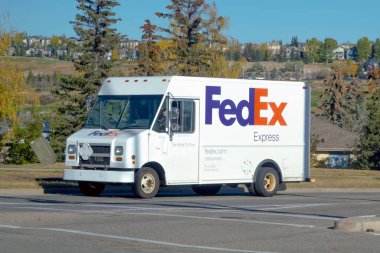 Calgary, Alberta, Kanada. 13 Ekim 2022. Gün boyunca karşıdan karşıya geçen bir kargo kamyonu..