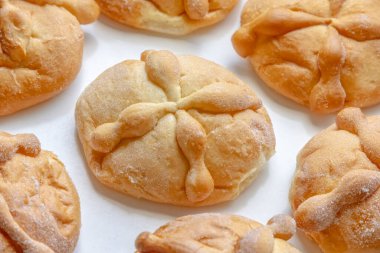 Ölülerin ekmeği geleneksel olarak Meksika 'da ve Meksika diyasporasında 1 ve 2 Kasım tarihleri arasında kutlanan bir tatlı ekmek türüdür..