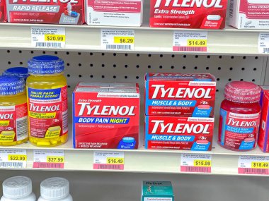 Calgary, Alberta, Kanada. 18 Ekim 2022. Tezgahın üzerinde çeşitli tipte Tylenol içeren bir eczane..