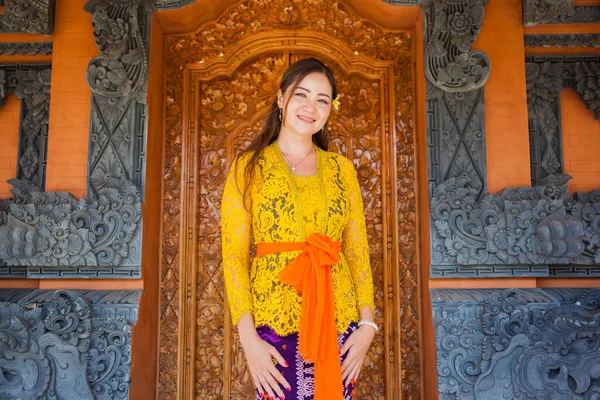 Pretty asian bride at bali island. Wedding costume — Stock Photo, Image