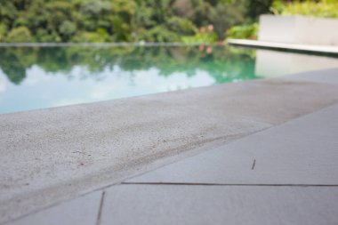 Yüzme havuzunun havuz kenarındaki fayanslar kırsal bölgede.