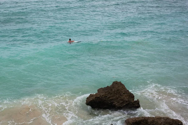 Männlicher Surfer allein auf den azurblauen Wellen des Indischen Ozeans — Stockfoto