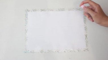 Kadın ressam işten önce su püskürtüyor.