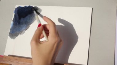 Mavi üzerine oksitli siyah boya katmanı. Suluboya sanatı