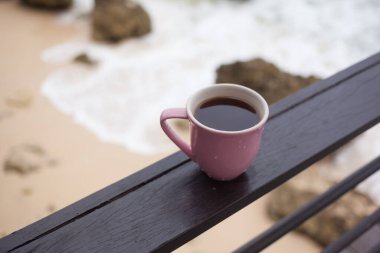 Sıcak su, kum ve beyaz deniz köpüğünün üstünde demiryolunda.