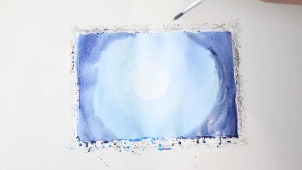 Couche peinture aquarelle tout en dessinant le soleil dans le ciel — Video