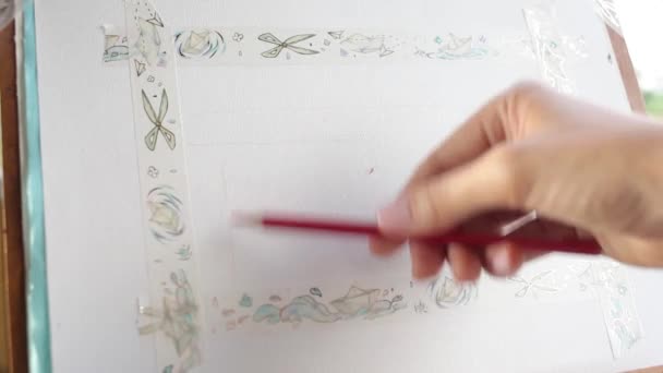Κορίτσια ζωγραφίζοντας σκηνή χέρι με κόκκινο μολύβι έξω — Αρχείο Βίντεο
