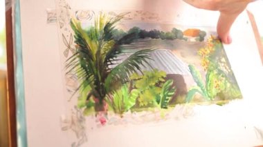 Sanatçı hazır sanat eserlerinden washi bandı soyuyor
