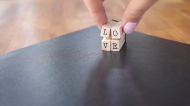 Aşk ilişkisi kavramını yok et. Harfler