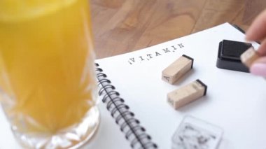 C vitamini yazan pullar. Taze portakal suyu.