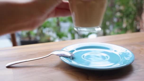 Dziewczyna pijąca kawę latte. Ciesz się kawiarnią na zewnątrz — Wideo stockowe