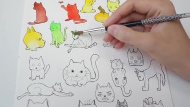 Kız renkleri test ediyor. Yeşil suluboya boya