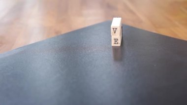 Aşkı ahşap bölmeler kullanarak inşa etmek ve sonra mahvetmek. 