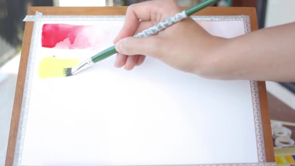 Fille swatching citron peinture de couleur jaune sur papier — Video