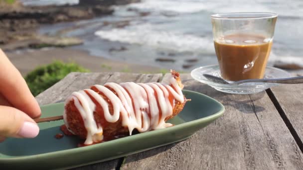 Napos nyári nap a strandon mozarella pálcikát eszik — Stock videók