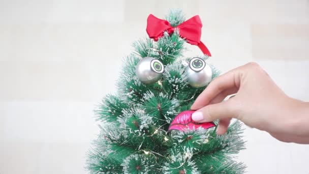 Árbol de Navidad decorado con máscaras blancas para Covid y Coronavirus, concepto Covid-19 — Vídeo de stock