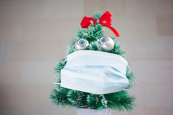 Χαριτωμένη ιδέα με χριστουγεννιάτικο δέντρο κορίτσι φορώντας μάσκα — Φωτογραφία Αρχείου