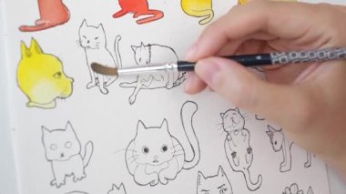 Sarı suluboya boya kedi kesen kız.