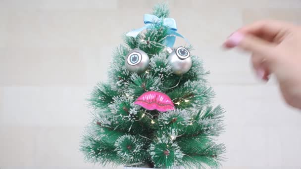 Roztomilý vánoční stromeček dívka postava stává šťastný — Stock video