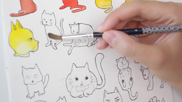 Chica swatching gato un amarillo verde acuarela pintura — Vídeo de stock