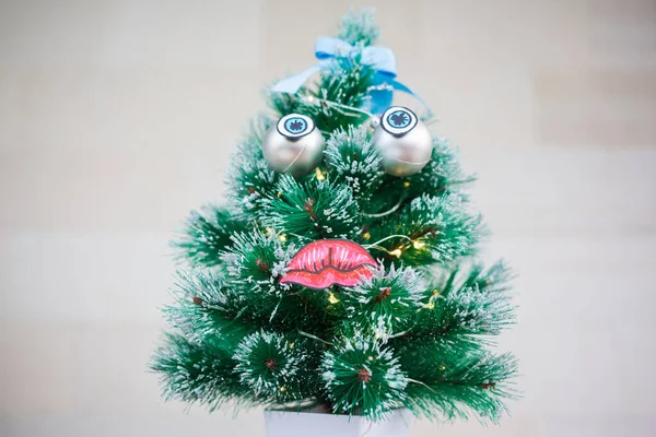 Χαριτωμένο χαζό χριστουγεννιάτικο δέντρο με βλεφαρίδες και χείλη — Φωτογραφία Αρχείου