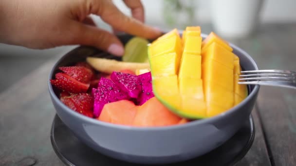 女用手将酸橙汁洒在水果沙拉上 — 图库视频影像