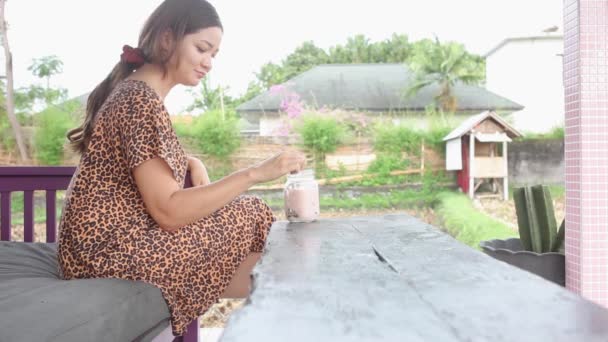 Flicka på gården mark café på ris fält dricka boba — Stockvideo