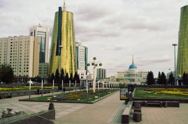 3 Mayıs 2021 - Nursultan, Kazakistan: Kazak başkentinin şehir merkezinde altın kuleler